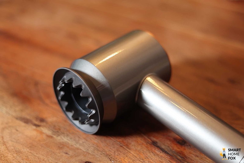 Man sieht den Dyson Supersonic Aufsatz für einen sanften Luftstrom.